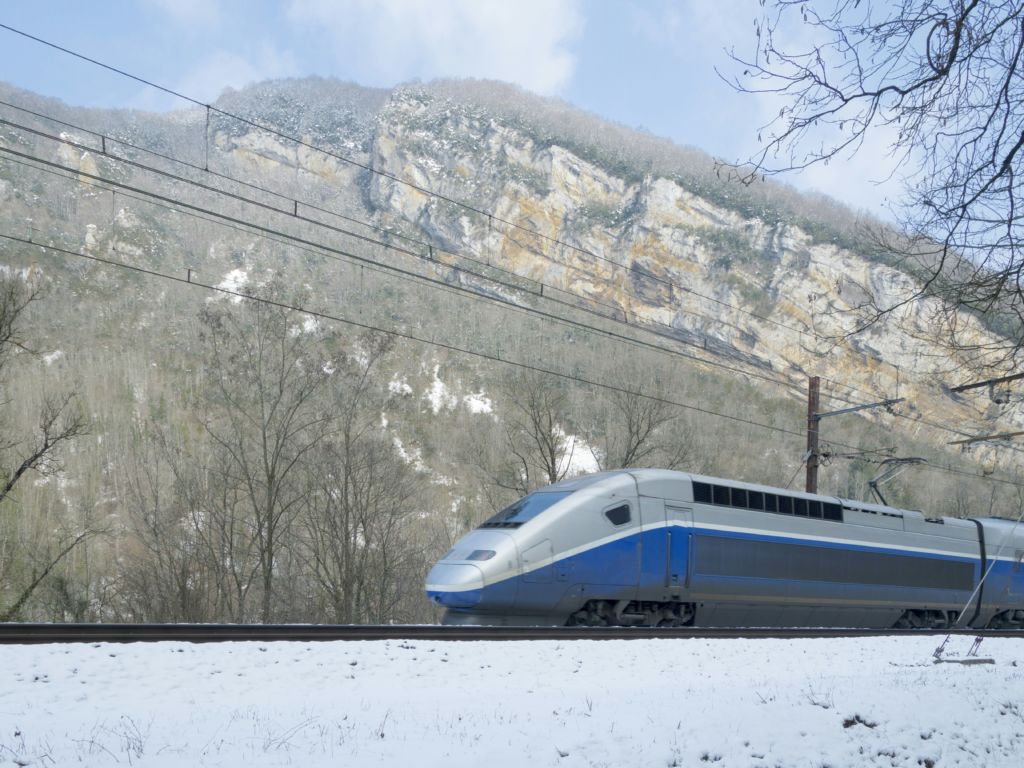 Train TGV en montagne