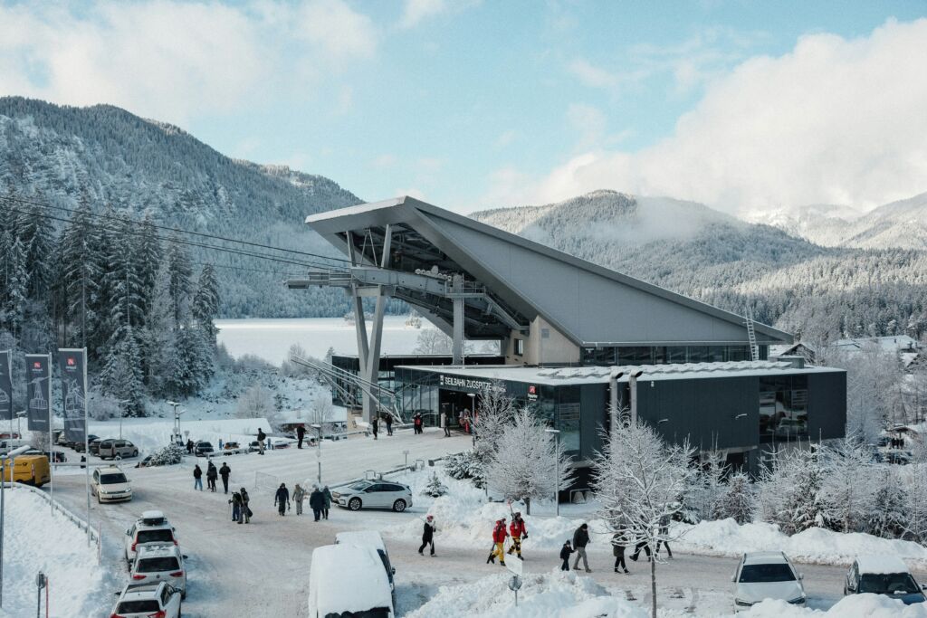 Gare de station de ski avec panneaux solaires